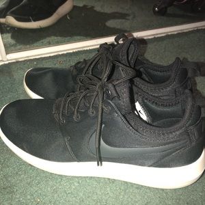 Black Nike Roshe